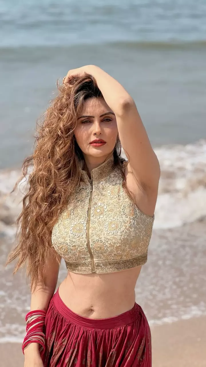 गौरी शर्मा नजर आई हॉट