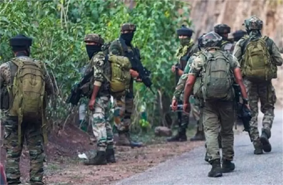 Jammu-Kashmir: आतंकियों ने सेना के वाहन को बनाया निशाना, बरसाईं गोलियां Jammu-Kashmir: आतंकियों ने सेना के वाहन को बनाया निशाना, बरसाईं गोलियां