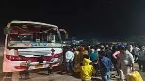 UP News : ओवरटेकिंग को लेकर बदमाशों ने टूरिस्ट बस का शीशा तोड़ा और यात्रियों से की मारपीट UP News : ओवरटेकिंग को लेकर बदमाशों ने टूरिस्ट बस का शीशा तोड़ा और यात्रियों से की मारपीट