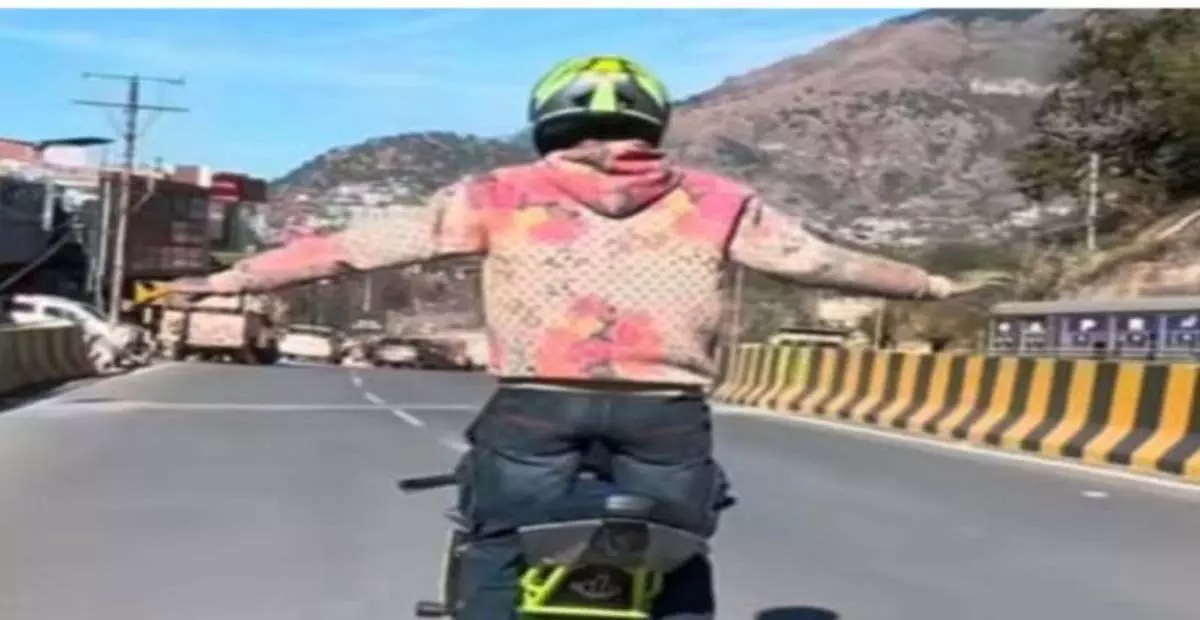 Himachal: सोलन हाईवे पर बाइक स्टंट करने पर युवक पर मामला दर्ज Himachal: सोलन हाईवे पर बाइक स्टंट करने पर युवक पर मामला दर्ज