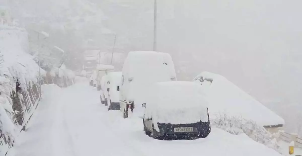 Himachal: लाहौल और स्पीति जिले में भारी बर्फबारी से जनजीवन अस्त-व्यस्त Himachal: लाहौल और स्पीति जिले में भारी बर्फबारी से जनजीवन अस्त-व्यस्त