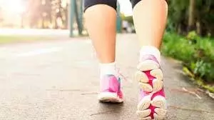 Health : जानिए जल्दी वजन घटाने के लिए आपको खाने से पहले टहलना चाहिए या बाद में Health : जानिए जल्दी वजन घटाने के लिए आपको खाने से पहले टहलना चाहिए या बाद में
