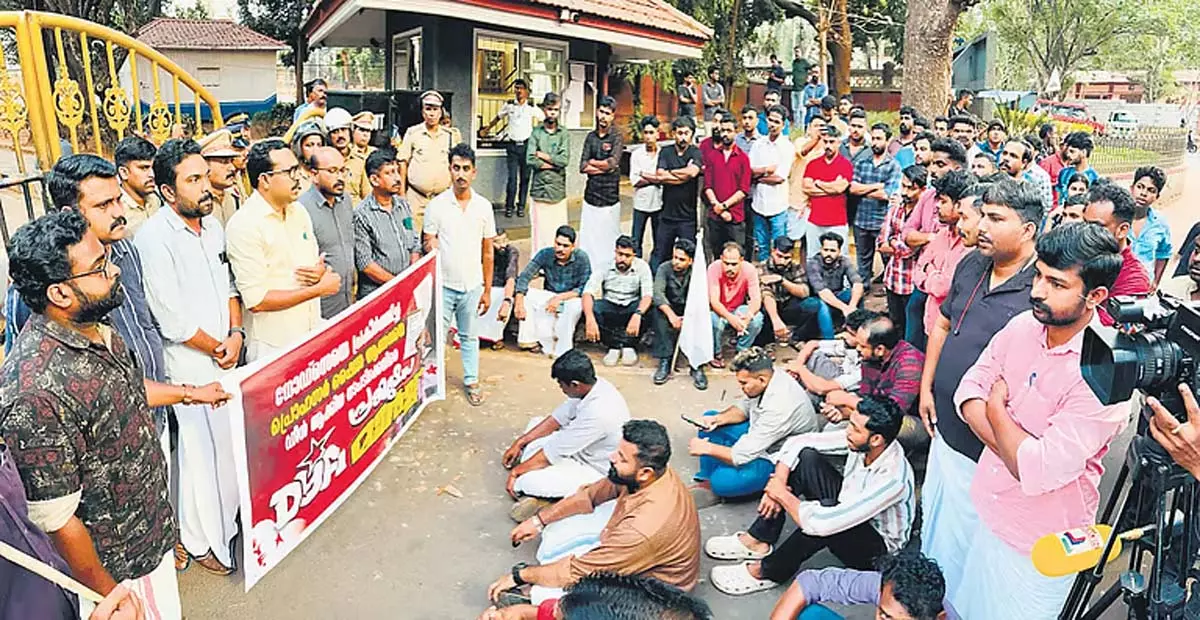 Kerala: गोडसे की प्रशंसा करने वाले एनआईटीसी के प्रोफेसर डीन नियुक्त Kerala: गोडसे की प्रशंसा करने वाले एनआईटीसी के प्रोफेसर डीन नियुक्त