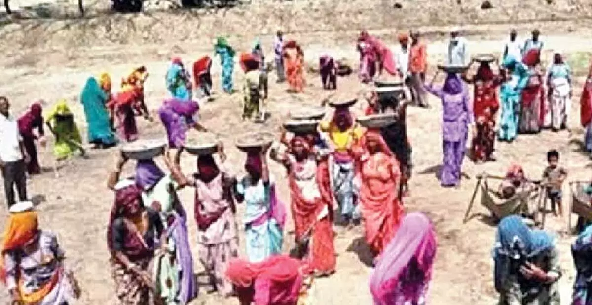 Telangana: गांवों में नरेगा जॉब कार्ड के लिए होड़ Telangana: गांवों में नरेगा जॉब कार्ड के लिए होड़