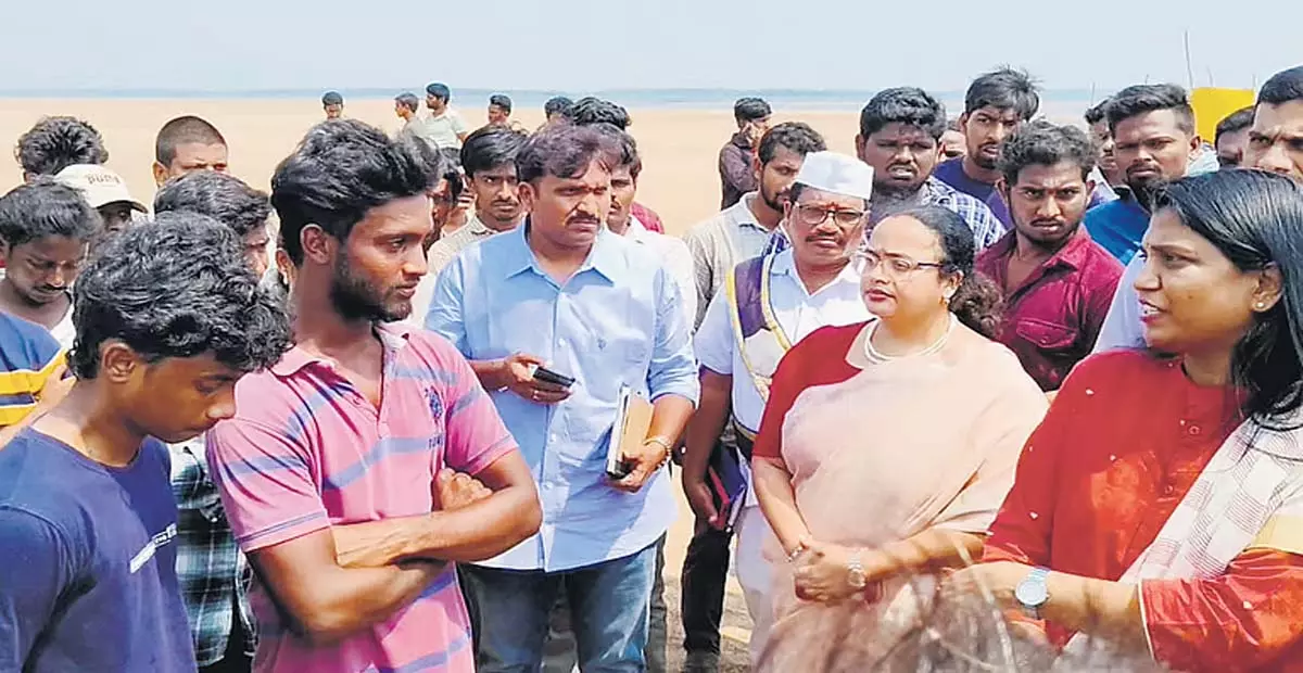 Andhra: महाशिवरात्रि का दिन दुखद, गोदावरी नदी में पांच युवक डूबे Andhra: महाशिवरात्रि का दिन दुखद, गोदावरी नदी में पांच युवक डूबे