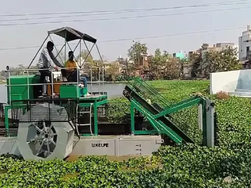 तालाब से जलकुंभी हटाई गई नई पोंड क्लीनर मशीन से तालाब से जलकुंभी हटाई गई नई पोंड क्लीनर मशीन से