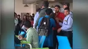 Delhi: साउथ एशियन यूनिवर्सिटी में नॉनवेज खाने को लेकर छात्र पर हमला Delhi: साउथ एशियन यूनिवर्सिटी में नॉनवेज खाने को लेकर छात्र पर हमला
