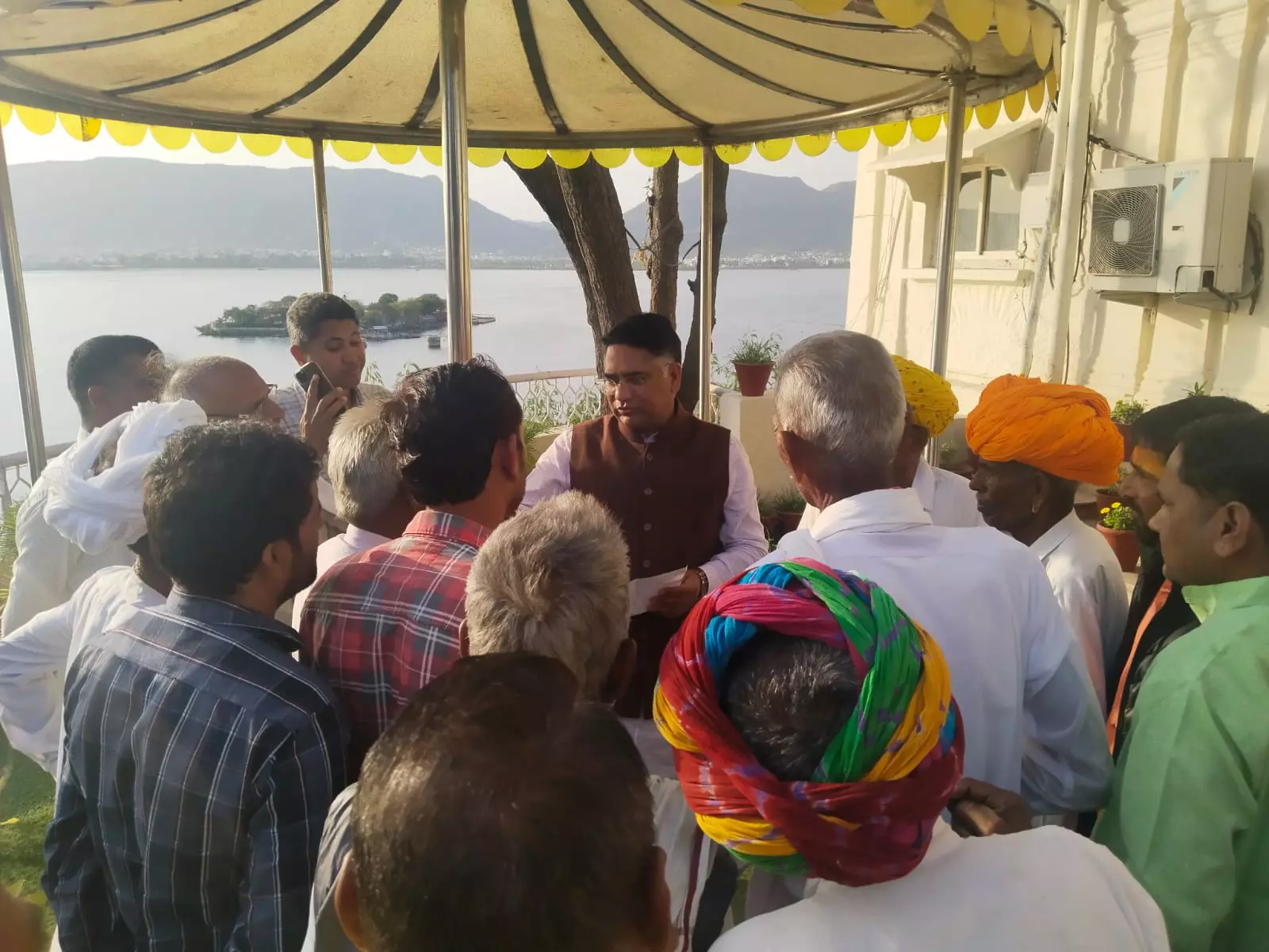 Jaipur: जल संसाधन मंत्री ने अजमेर जिला स्थित सर्किट हाउस में सुनी जनसमस्याएं Jaipur: जल संसाधन मंत्री ने अजमेर जिला स्थित सर्किट हाउस में सुनी जनसमस्याएं