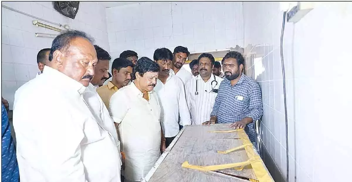 Andhra: गोदावरी नदी में पांच युवक डूबे Andhra: गोदावरी नदी में पांच युवक डूबे