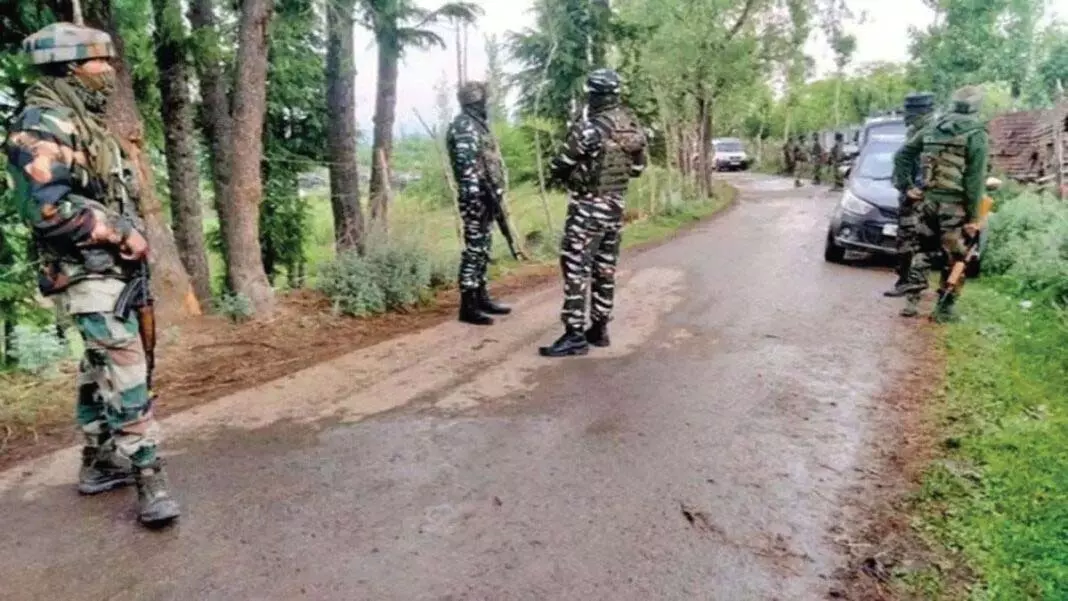 राजौरी में सेना के वाहन पर हमले के बाद तलाशी अभियान जारी राजौरी में सेना के वाहन पर हमले के बाद तलाशी अभियान जारी