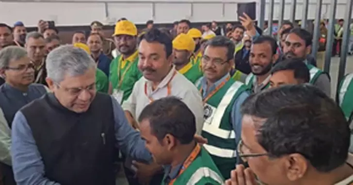 महाकुंभ संपन्न होने के बाद प्रयागराज पहुंचे रेल मंत्री अश्विनी वैष्णव, कर्मचारियों का जताया आभार महाकुंभ संपन्न होने के बाद प्रयागराज पहुंचे रेल मंत्री अश्विनी वैष्णव, कर्मचारियों का जताया आभार