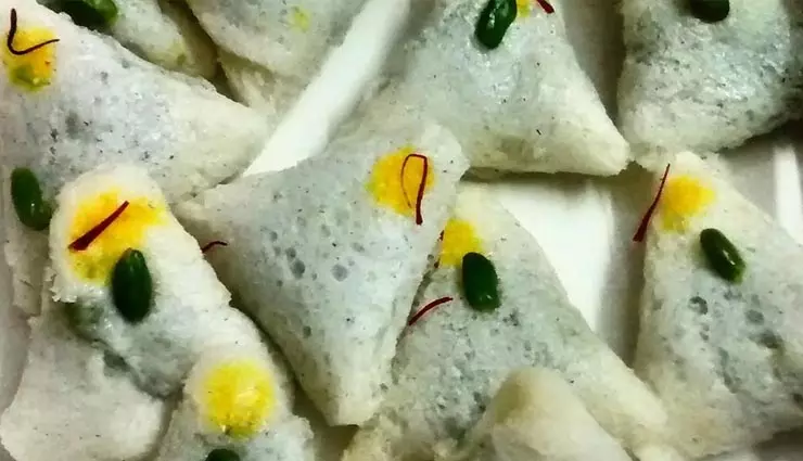 Bread Malai Gilori: मुंह में डालते ही पिघल जाती है ये मिठाई Bread Malai Gilori: मुंह में डालते ही पिघल जाती है ये मिठाई
