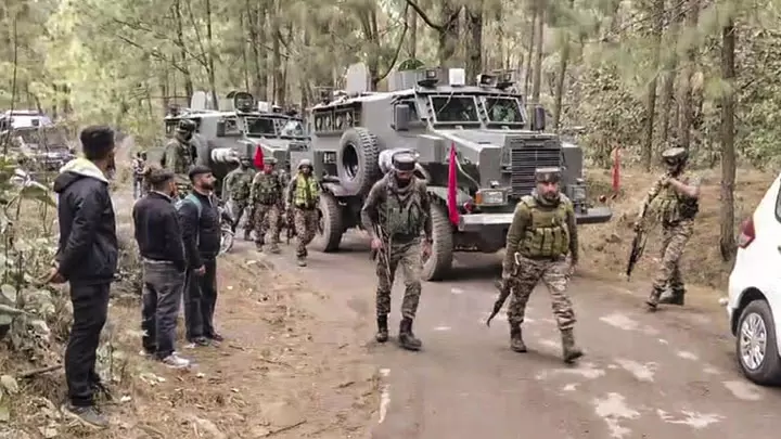 सेना के वाहन पर गोलीबारी के बाद, J&K के राजौरी में नियंत्रण रेखा के पास आतंकवाद विरोधी अभियान जारी सेना के वाहन पर गोलीबारी के बाद, J&K के राजौरी में नियंत्रण रेखा के पास आतंकवाद विरोधी अभियान जारी