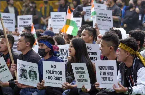 मणिपुर: कुकी-ज़ो समूह ने हथियार सौंपने के लिए रखीं चार शर्तें मणिपुर: कुकी-ज़ो समूह ने हथियार सौंपने के लिए रखीं चार शर्तें