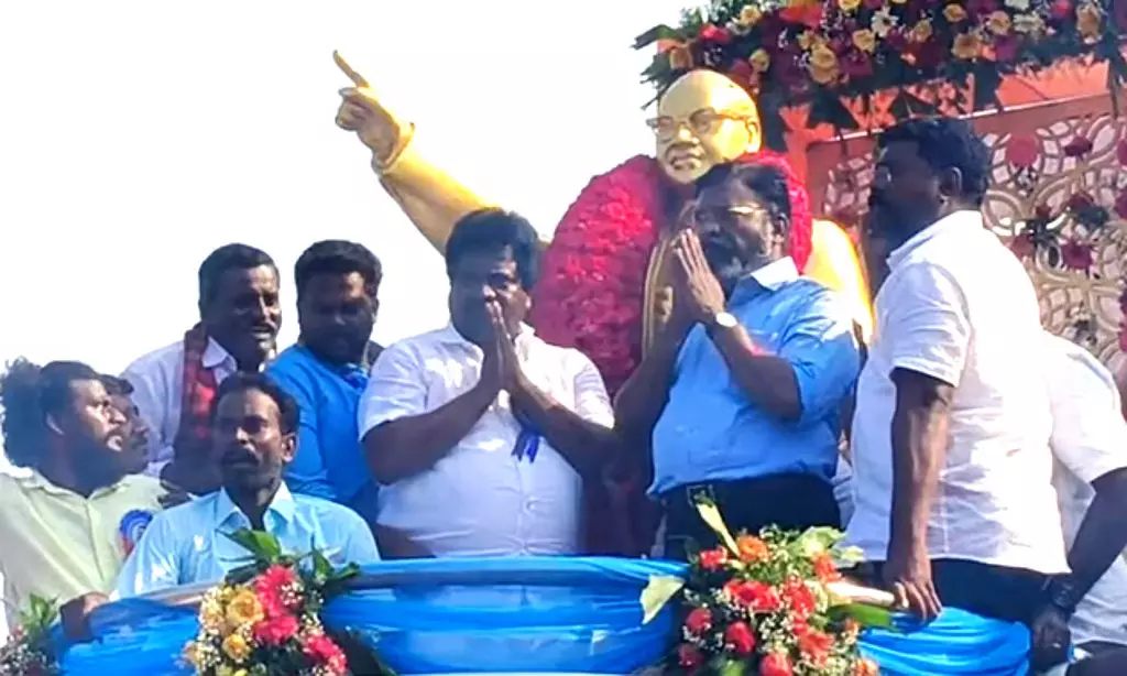 अंबेडकर एक महान नेता थे जिनकी दुनिया प्रशंसा करती है: Theol. Thirumavalavan अंबेडकर एक महान नेता थे जिनकी दुनिया प्रशंसा करती है: Theol. Thirumavalavan