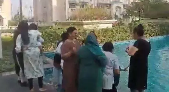 स्विमिंग पूल में गंगाजल: सोसायटी के निवासियों ने किया महाकुंभ स्नान स्विमिंग पूल में गंगाजल: सोसायटी के निवासियों ने किया महाकुंभ स्नान