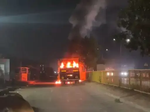 पेट्रोल पंप के पास ट्रक में लगी आग, जलकर वाहन खाक पेट्रोल पंप के पास ट्रक में लगी आग, जलकर वाहन खाक