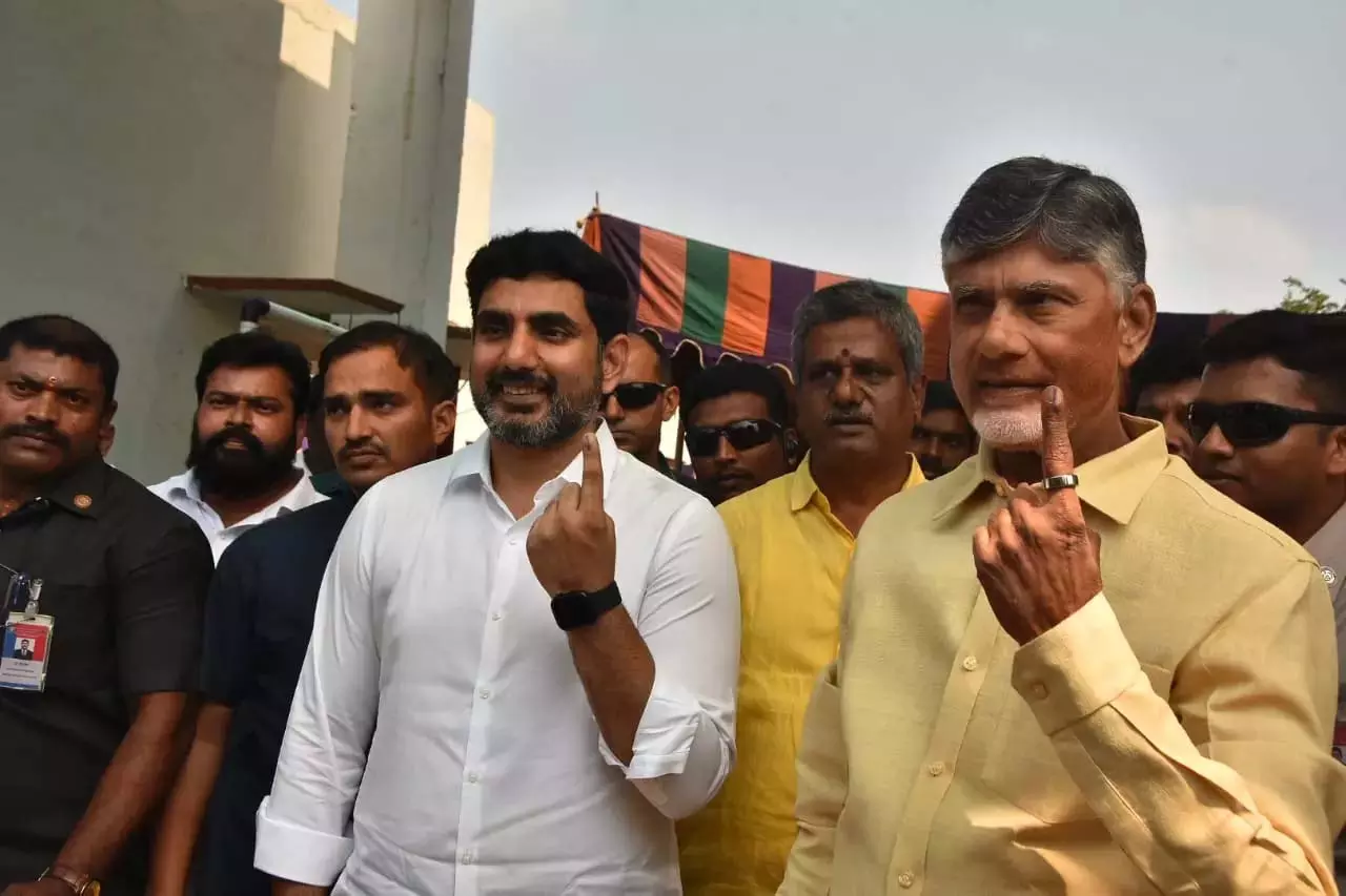 चंद्रबाबू नायडू, लोकेश ने कृष्णा-गुंटूर स्नातक MLC चुनाव में वोट डाला आंध्र प्रदेश चंद्रबाबू नायडू, लोकेश ने कृष्णा-गुंटूर स्नातक MLC चुनाव में वोट डाला आंध्र प्रदेश