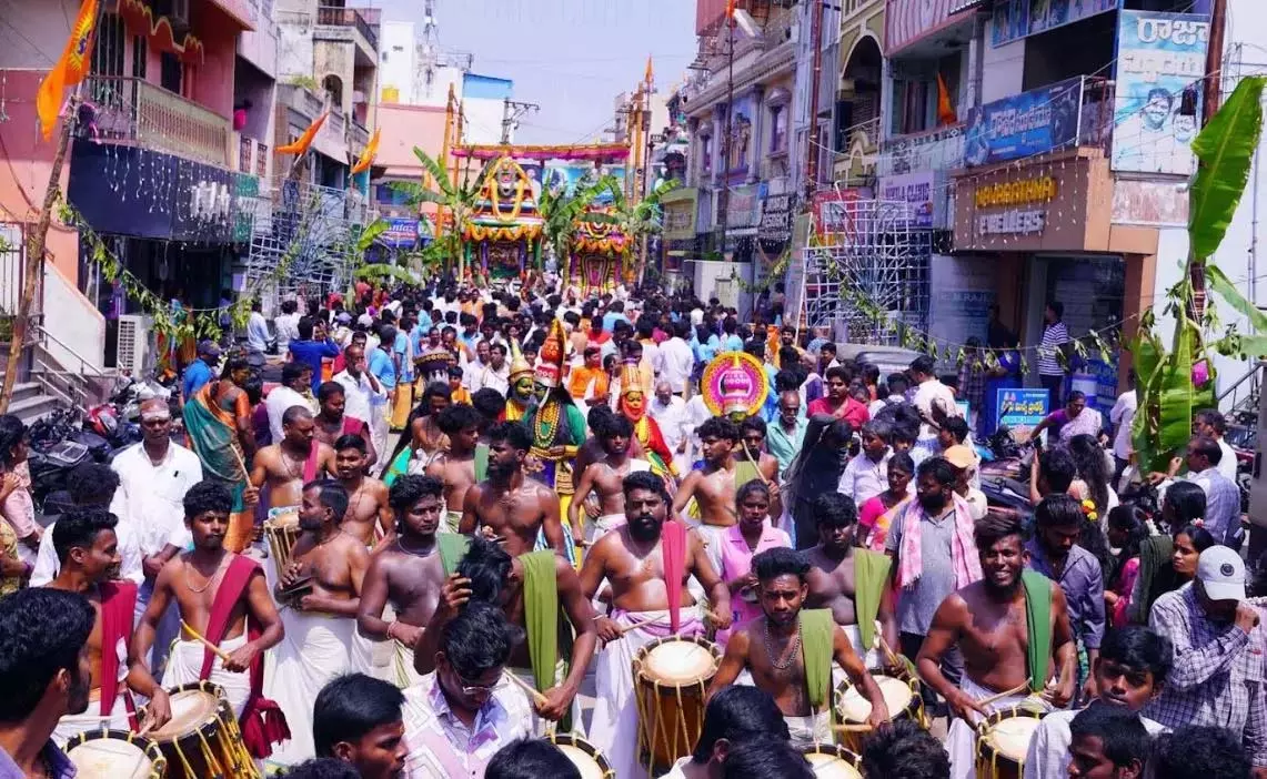 AP में महा शिवरात्रि पर श्रीकालाहस्ती मंदिर में भक्ति का माहौल AP में महा शिवरात्रि पर श्रीकालाहस्ती मंदिर में भक्ति का माहौल