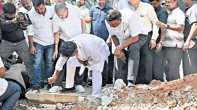 कमर्शियल स्ट्रीट पर सफेदी का प्रचलन: व्यवसाय और वाहनों के आवागमन के लिए समस्या कमर्शियल स्ट्रीट पर सफेदी का प्रचलन: व्यवसाय और वाहनों के आवागमन के लिए समस्या