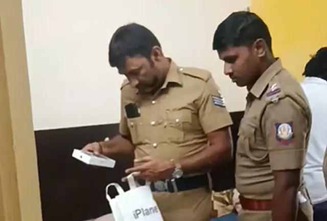 Coimbatore में छात्र छात्रावास पर पुलिस ने की छापेमारी Coimbatore में छात्र छात्रावास पर पुलिस ने की छापेमारी