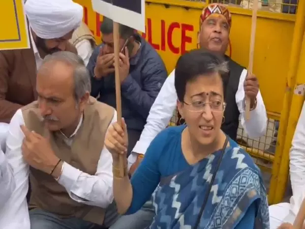 स्पीकर के निर्देश पर AAP विधायकों को दिल्ली विधानसभा परिसर में जाने से रोका गया, विपक्ष की नेता आतिशी ने कहा स्पीकर के निर्देश पर AAP विधायकों को दिल्ली विधानसभा परिसर में जाने से रोका गया, विपक्ष की नेता आतिशी ने कहा