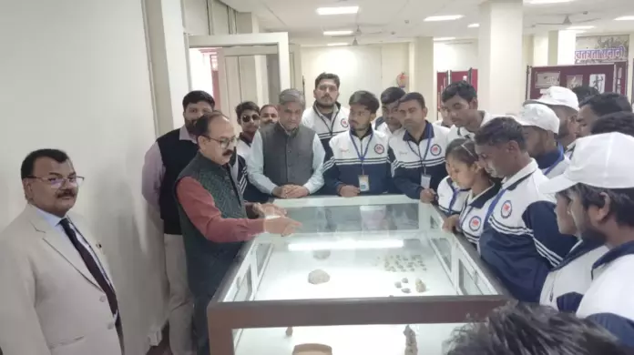 Meerut: वाराणसी से नेहरू युवा केंद्र के छात्रों का एक दल शैक्षिक भ्रमण पर आया Meerut: वाराणसी से नेहरू युवा केंद्र के छात्रों का एक दल शैक्षिक भ्रमण पर आया