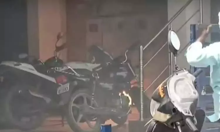 Villupuram में कलैग्नार अरिवालयम के पास निजी बैंक में आग लग गई Villupuram में कलैग्नार अरिवालयम के पास निजी बैंक में आग लग गई