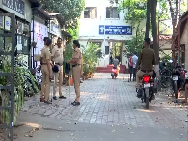 पुणे बलात्कार मामला: आरोपियों को पकड़ने के लिए 13 पुलिस टीमें तैनात, नकद इनाम की घोषणा पुणे बलात्कार मामला: आरोपियों को पकड़ने के लिए 13 पुलिस टीमें तैनात, नकद इनाम की घोषणा