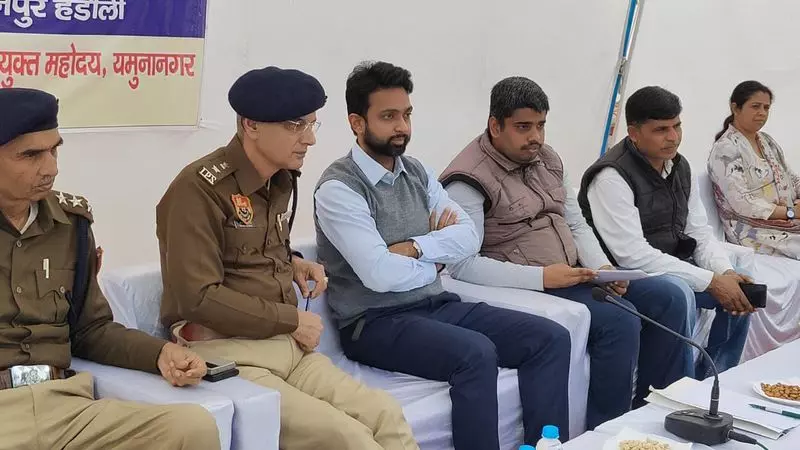 DC , एसपी ने गांव में रातभर रुककर लोगों की समस्याएं सुनीं DC , एसपी ने गांव में रातभर रुककर लोगों की समस्याएं सुनीं