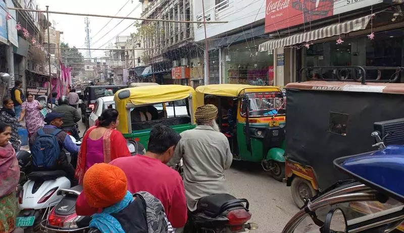 Nakodar में पार्किंग की कमी से यातायात में अव्यवस्था Nakodar में पार्किंग की कमी से यातायात में अव्यवस्था