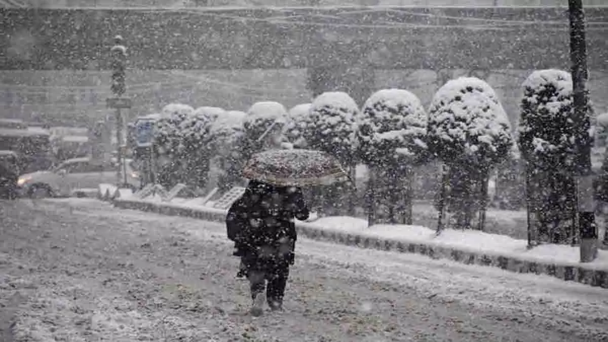 Himachal Pradesh के कुछ हिस्सों में भारी बर्फबारी, बारिश की ऑरेंज अलर्ट जारी Himachal Pradesh के कुछ हिस्सों में भारी बर्फबारी, बारिश की ऑरेंज अलर्ट जारी