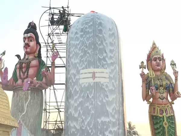 Tiruchirapalli: महा शिवरात्रि पर त्रिची मंदिर में 61 फुट के शिव लिंग का भव्य अभिषेकम Tiruchirapalli: महा शिवरात्रि पर त्रिची मंदिर में 61 फुट के शिव लिंग का भव्य अभिषेकम