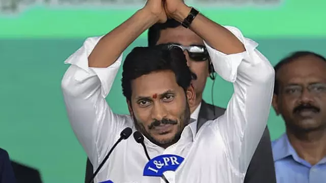 YSRCP प्रमुख जगन ने पोसानी की गिरफ्तारी की निंदा की YSRCP प्रमुख जगन ने पोसानी की गिरफ्तारी की निंदा की