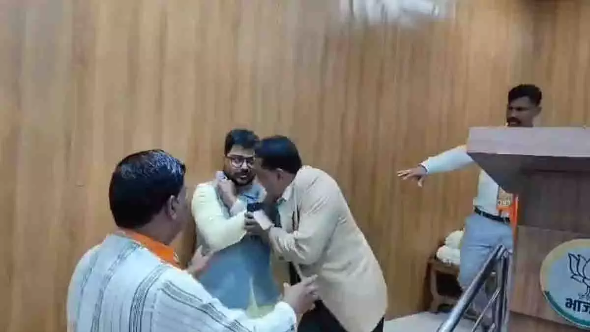 Rajasthan: भाजपा कार्यालय में प्रदेश पार्टी अध्यक्ष मदन राठौर के सामने भाजपा नेताओं में मारपीट Rajasthan: भाजपा कार्यालय में प्रदेश पार्टी अध्यक्ष मदन राठौर के सामने भाजपा नेताओं में मारपीट