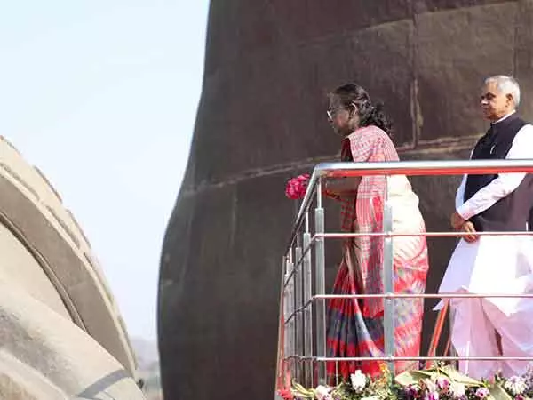 Gujarat: राष्ट्रपति मुर्मू ने स्टैच्यू ऑफ यूनिटी का दौरा किया, सरदार पटेल को श्रद्धांजलि दी Gujarat: राष्ट्रपति मुर्मू ने स्टैच्यू ऑफ यूनिटी का दौरा किया, सरदार पटेल को श्रद्धांजलि दी