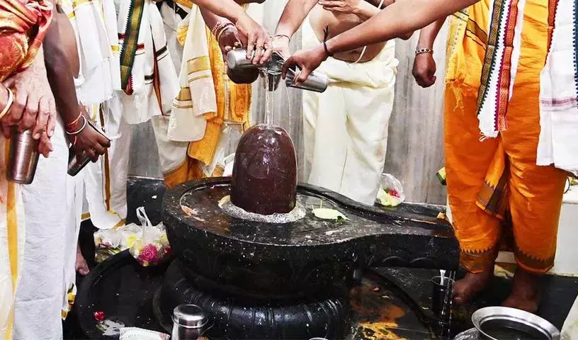 Adilabad में भगवान शिव के मंदिर भक्तों से भरे हुए Adilabad में भगवान शिव के मंदिर भक्तों से भरे हुए