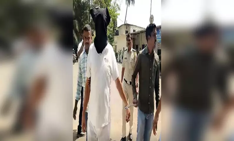 पिता ने तीन बेटियों का किया बलात्कार, एक का चार बार गर्भपात भी कराया, आरोपी गिरफ्तार पिता ने तीन बेटियों का किया बलात्कार, एक का चार बार गर्भपात भी कराया, आरोपी गिरफ्तार