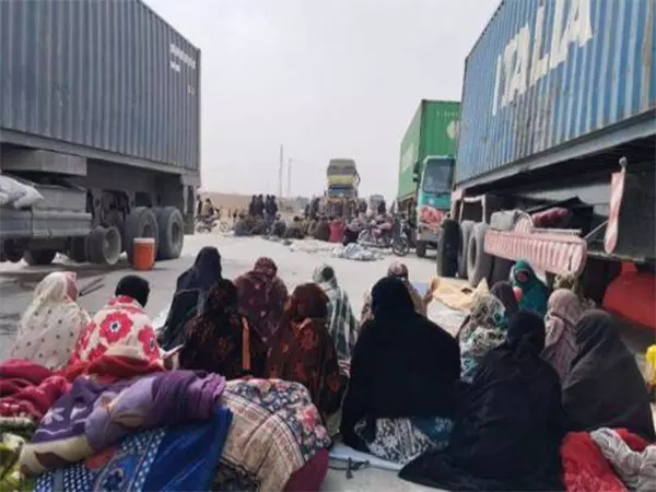 Balochistan में जबरन गायब किए जाने के खिलाफ विरोध प्रदर्शन तेज, प्रमुख राजमार्ग अवरुद्ध Balochistan में जबरन गायब किए जाने के खिलाफ विरोध प्रदर्शन तेज, प्रमुख राजमार्ग अवरुद्ध