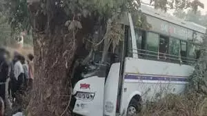 Kerala : मलप्पुरम में बस पलटने से 17 यात्री घायल Kerala : मलप्पुरम में बस पलटने से 17 यात्री घायल