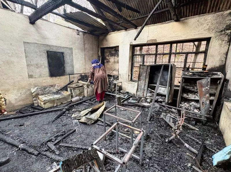 J&K: प्राथमिक विद्यालय आग में जलकर खाक J&K: प्राथमिक विद्यालय आग में जलकर खाक