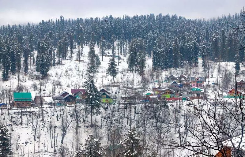 Kashmir के ऊंचाई वाले इलाकों में बर्फबारी, मैदानी इलाकों में बारिश Kashmir के ऊंचाई वाले इलाकों में बर्फबारी, मैदानी इलाकों में बारिश