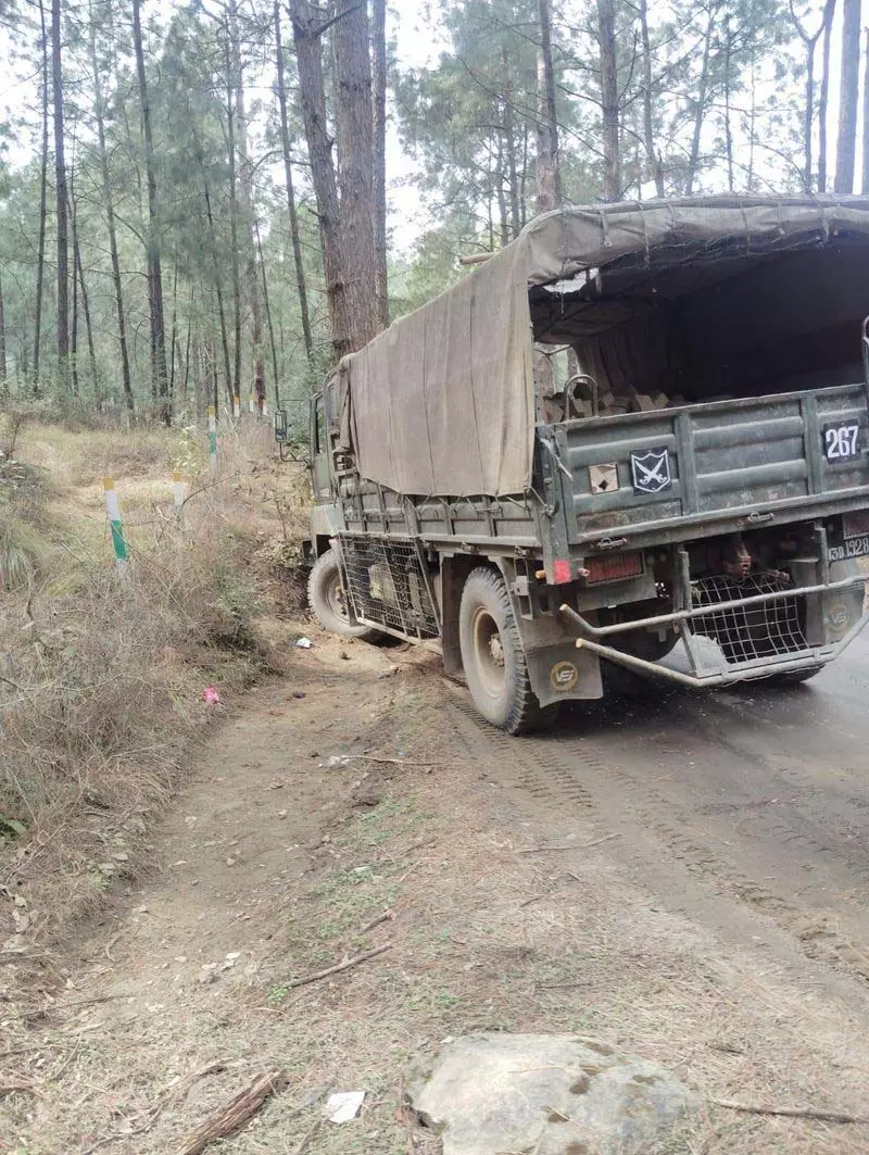 Rajouri में सेना के वाहन पर आतंकवादियों ने हमला किया, तलाशी अभियान जारी Rajouri में सेना के वाहन पर आतंकवादियों ने हमला किया, तलाशी अभियान जारी