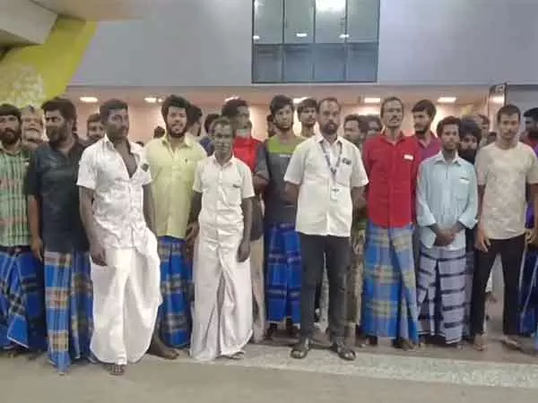 श्रीलंका द्वारा गिरफ्तार किये गये 25 भारतीय मछुआरे Chennai लौटे श्रीलंका द्वारा गिरफ्तार किये गये 25 भारतीय मछुआरे Chennai लौटे