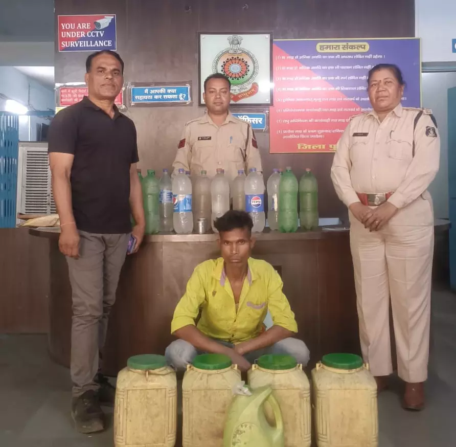 पुलिस की बड़ी कार्रवाई, 96 लीटर अवैध महुआ शराब जब्त पुलिस की बड़ी कार्रवाई, 96 लीटर अवैध महुआ शराब जब्त