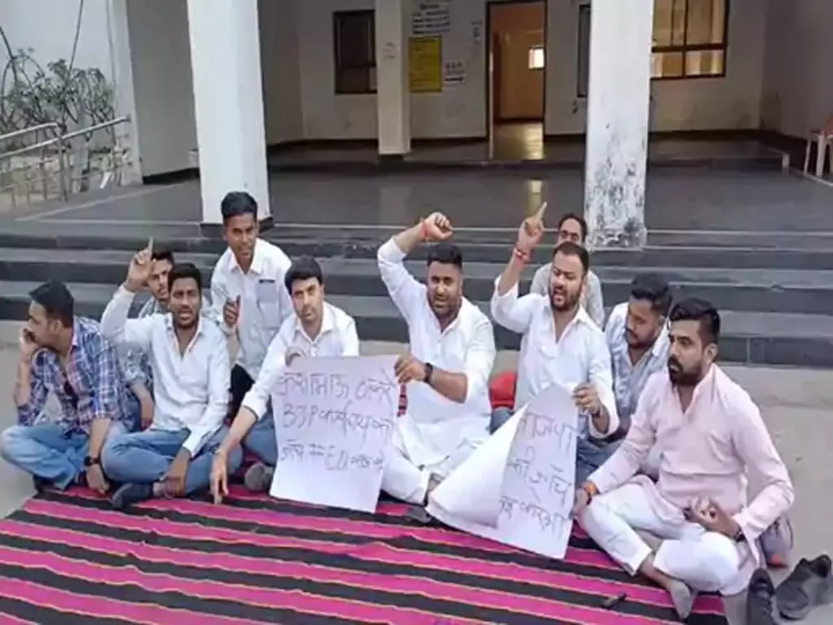 मलकीत सिंह गैदू से पूछताछ के बीच ED दफ्तर के बाहर कांग्रेसियों का प्रदर्शन मलकीत सिंह गैदू से पूछताछ के बीच ED दफ्तर के बाहर कांग्रेसियों का प्रदर्शन