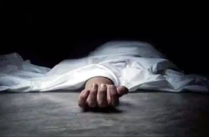 Jammu: शिक्षक ने फांसी लगाकर आत्महत्या कर ली Jammu: शिक्षक ने फांसी लगाकर आत्महत्या कर ली