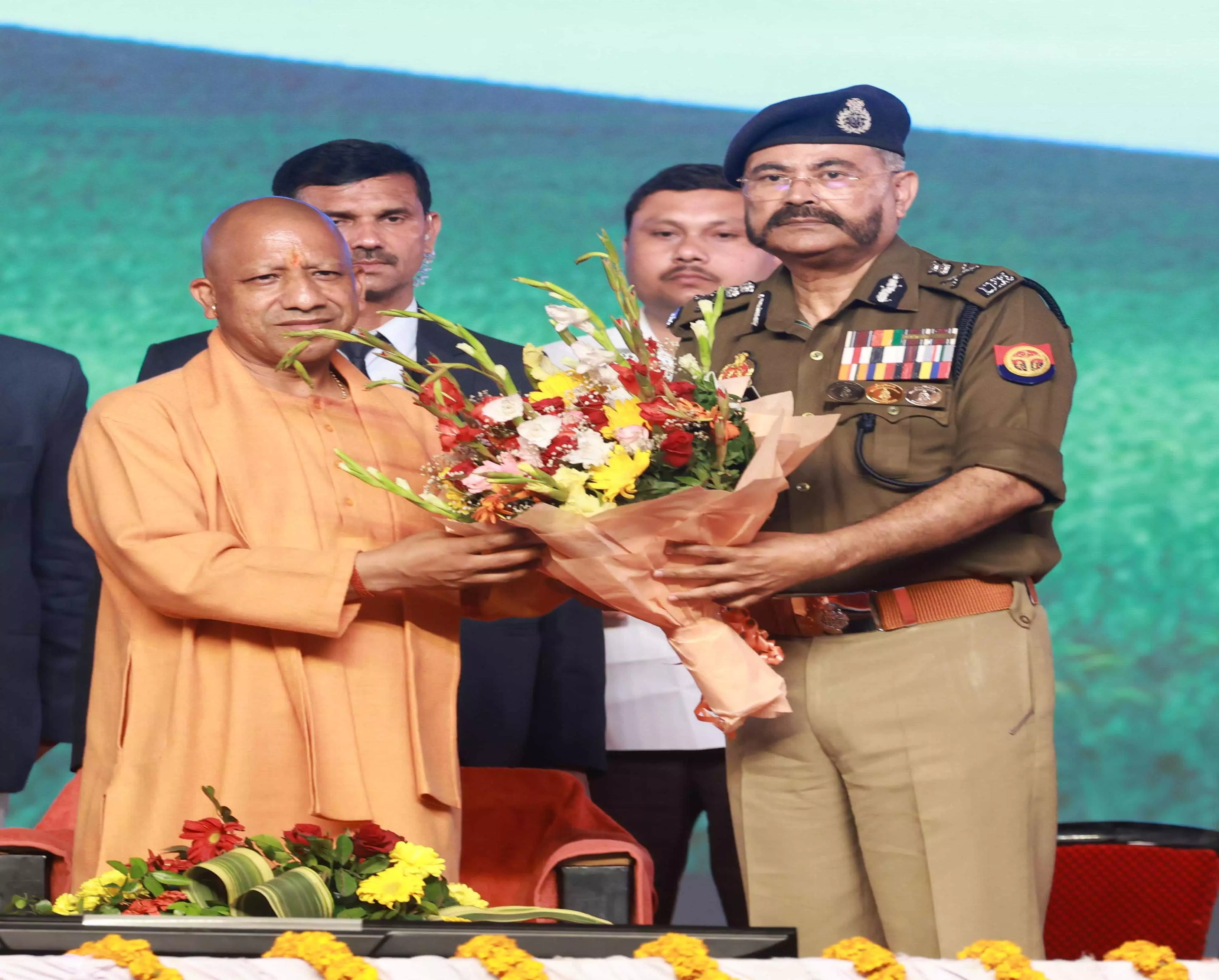 सुरक्षित महाकुंभ में CM योगी पुलिस प्रशासन का किया सम्मान सुरक्षित महाकुंभ में CM योगी पुलिस प्रशासन का किया सम्मान
