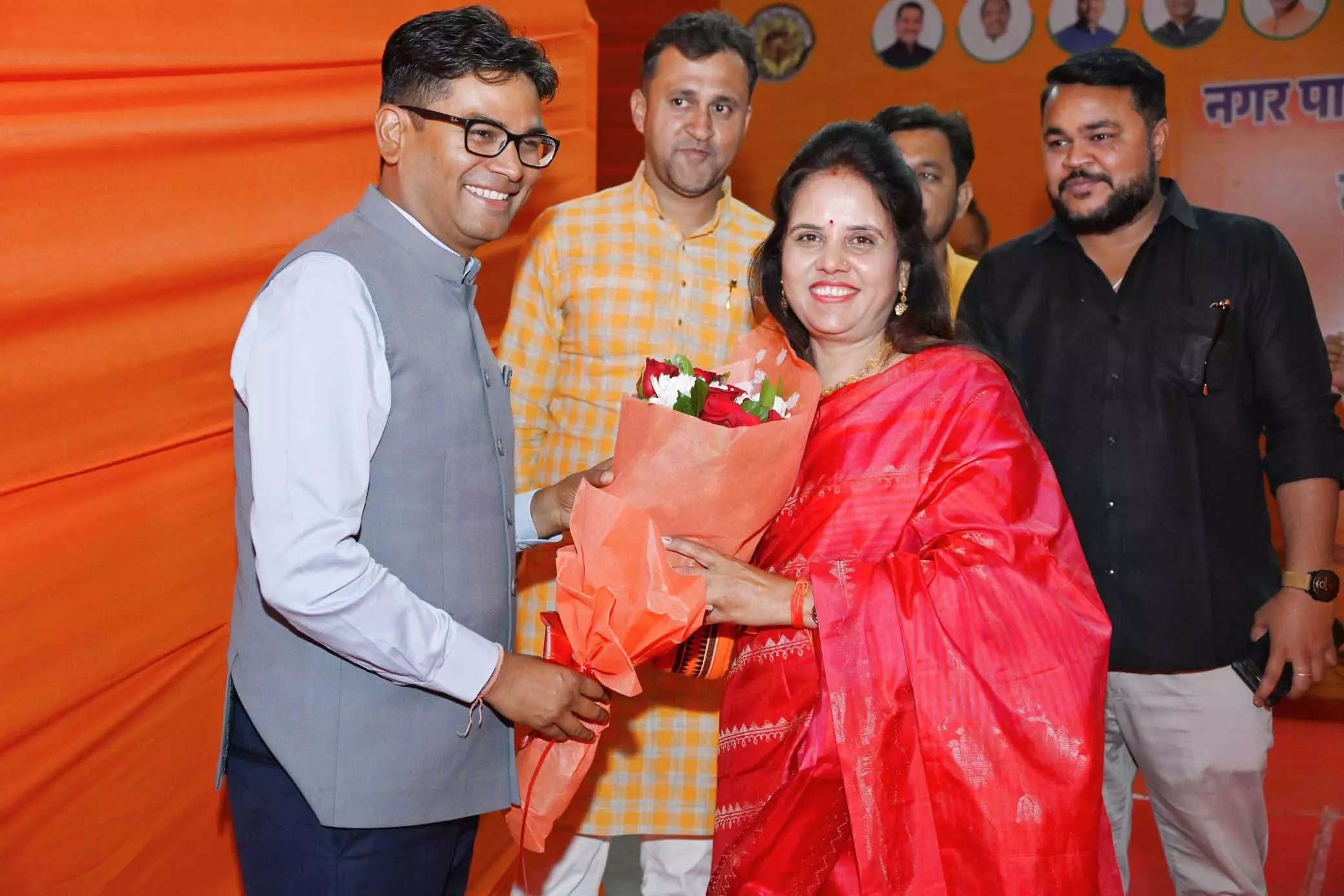 रायपुर की नई मेयर मीनल चौबे को शपथ के बाद मंत्री चौधरी ने दी बधाई रायपुर की नई मेयर मीनल चौबे को शपथ के बाद मंत्री चौधरी ने दी बधाई