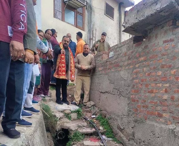 Randhawa ने वार्ड 47 का दौरा कर जनसमस्याओं का लिया जायजा Randhawa ने वार्ड 47 का दौरा कर जनसमस्याओं का लिया जायजा
